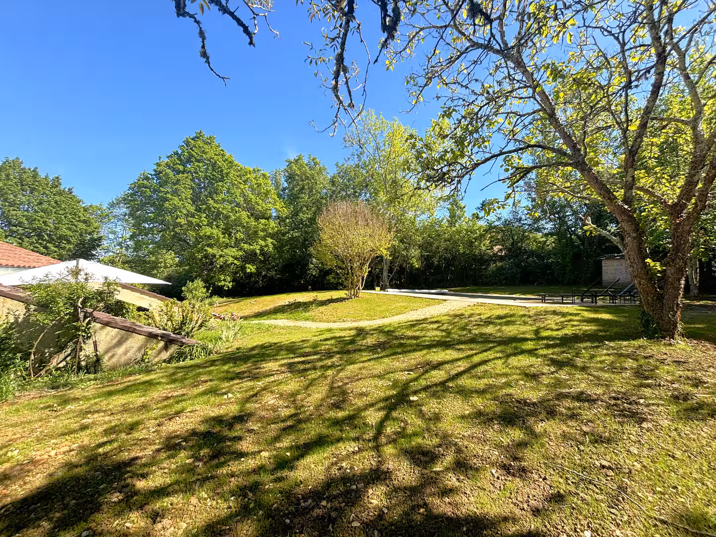 Quiet garden lounge area in the private grounds of the Dordogne holiday home
